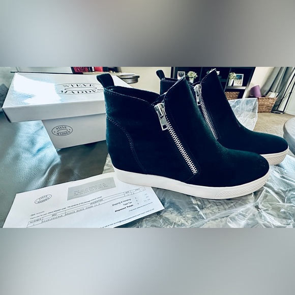 Steve Madden Shoes - STEVE MADDEN Black Suede Wedgies 🖤